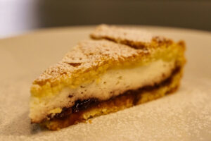 crostata con ricotta di pecora e marmellata di visciole un dolce fatto nella cucina del ristorante bruno alla lungaretta a trastevere - a Trastevere da crostata con ricotta di pecora e marmellata di visciole un dolce fatto nella cucina del ristorante bruno alla lungaretta a trastevere