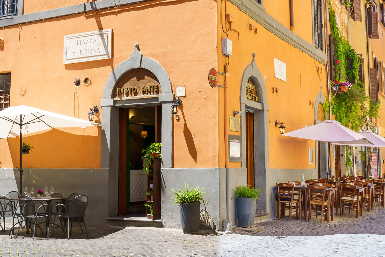 entrata ristorante bruno alla lungaretta da piazza santa ruffina 25 roma