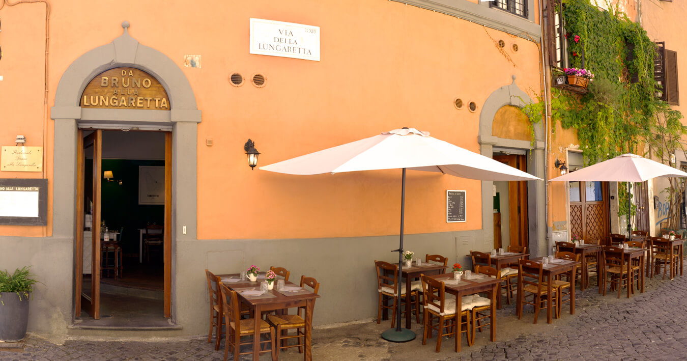 esteno ristorante bruno alla lungaretta con tavoli fuori su via della lungaretta 70 roma