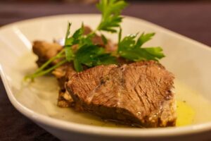 guancia di fassone piemontese cotta a bassa temperatura - a Trastevere da guancia di fassone piemontese cotta a bassa temperatura nel ristorante bruno alla lungaretta