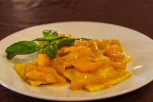 ravioli ripieni di baccala e zucchine con sugo ai datterini gialli - a Trastevere da ravioli ripieni di baccalà e zucchine con sugo ai datterini gialli