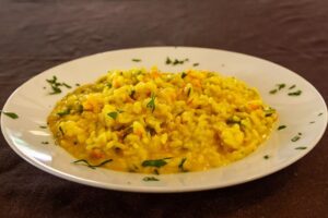 risotto con gamberi fiori di zucca e zafferano un primo leggero da bruno alla lungaretta - a Trastevere da risotto con gamberi, fiori di zucca e zafferano un primo leggero da bruno alla lungaretta